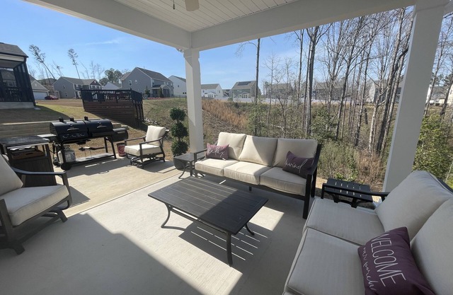 Private queen bedroom, bathroom & spacious office – only 20 mins from DT Raleigh