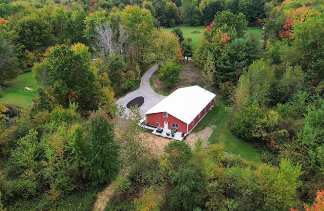 Private & quiet bardominium in Johnstown with woods & trails. Prime location!