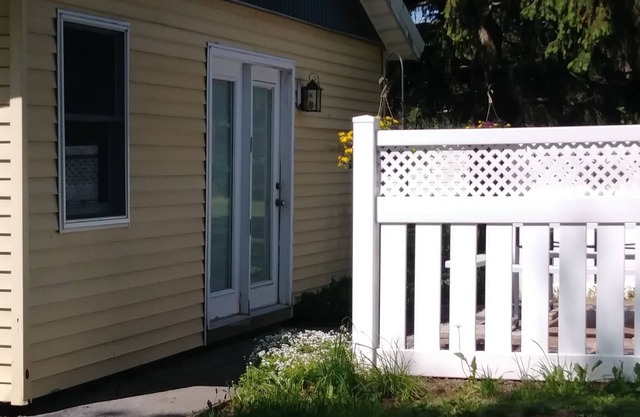 Private cottage with full kitchen, wifi, patio, 2 miles from lake village