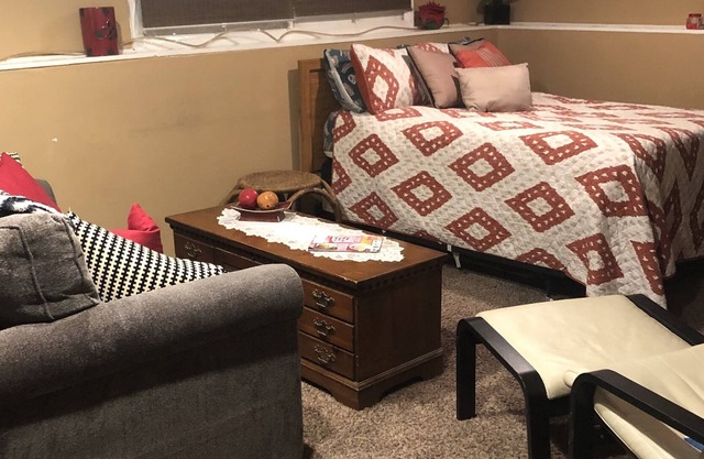Chambre privée et calme dans une maison de banlieue. Accès facile aux principales autoroutes