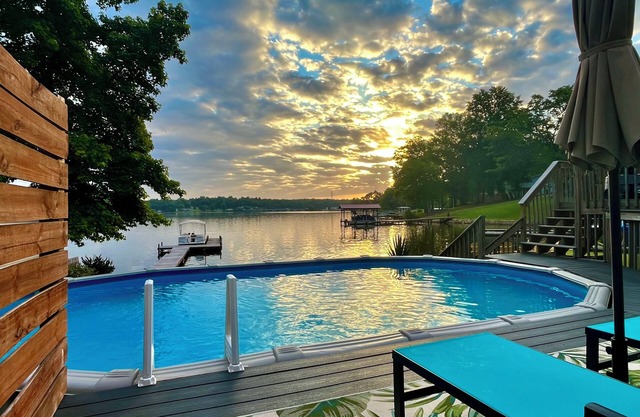 Private, relaxing, cottage on the lake