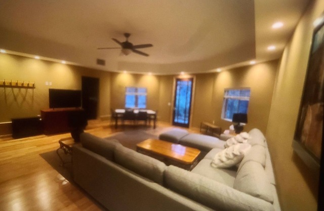 PRIVATE, RELAXING, SPACIOUS CABIN FEEL GETAWAY