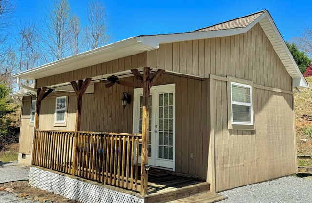 Private Resort Cabin in Gated Community at Lake James