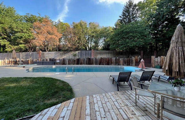 Private Resort Lodge: Pool-Hot Tub—Billiards-Ping Pong--140 gift basket! 5000sf.