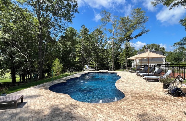 Private resort-style pool. Spacious new house 16 min to Jordan-Hare stadium.