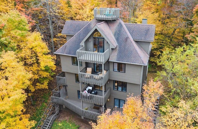 Private Retreat Beautiful Views and Lake Access