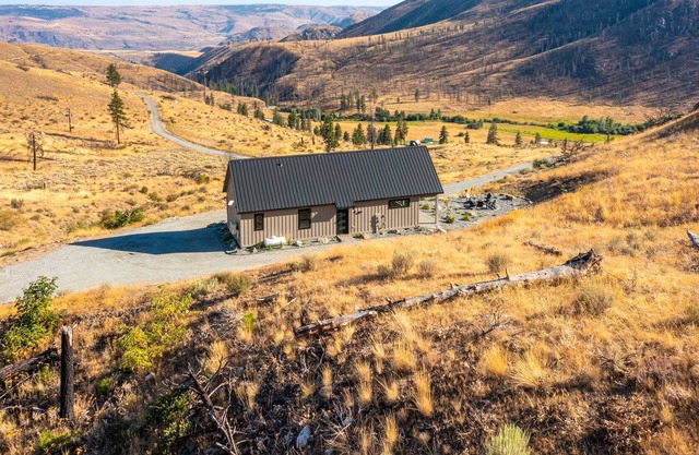 Private Retreat on a 600 Acre Reserve!