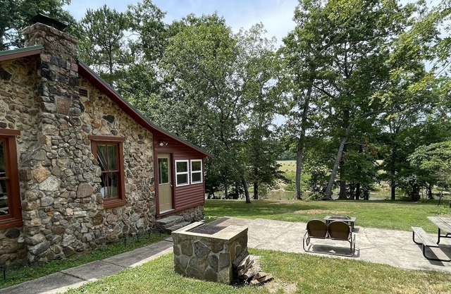 Private River Frontage!!! Beautiful Cabin with Amazing views! Available now!!