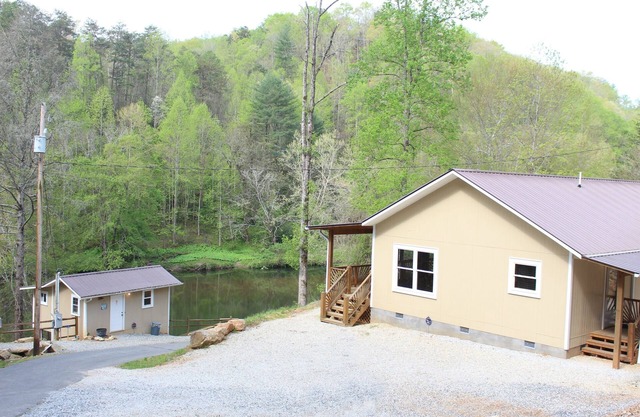 RIVERFRONT PRIVÉE 3 lit maison / 2 salles de bain sur la rivière Oconaluftee! DOCK PRIVÉ!