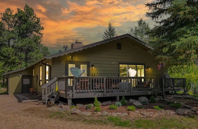 Private riverfront cabin with stunning mountain views 10 min from downtown Estes