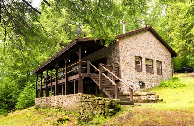 Cottage privé en pierre solide au bord de la rivière sur 18 acres de forêt sur le Clarion