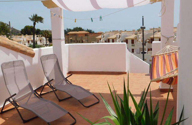 Dernier étage, terrasse de toit privée, A / C, wifi gratuit, piscine, garage, vue, plage à pied