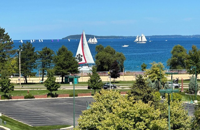 Private Rooftop BayView&Town2 Lake Michigan Views. Walk to Beach AND Dining!