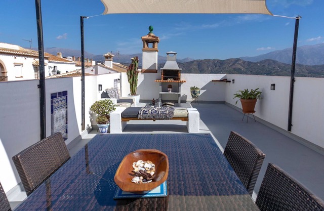 Cútar Home avec vues panoramiques et terrasses sur le toit