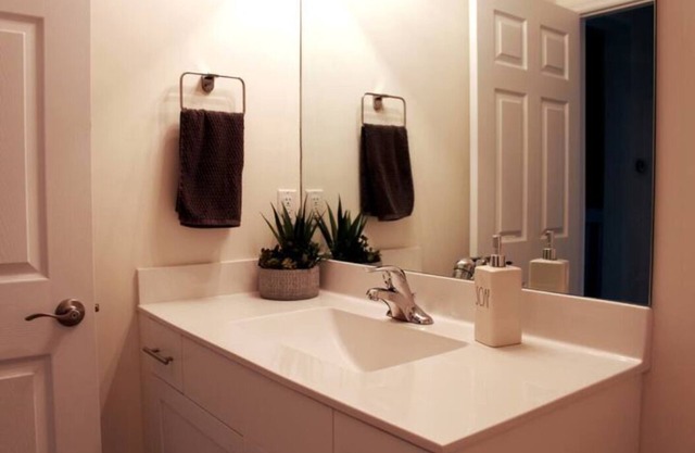 Private Room #2 / Pool / Gym / Wifi / Parking Free
