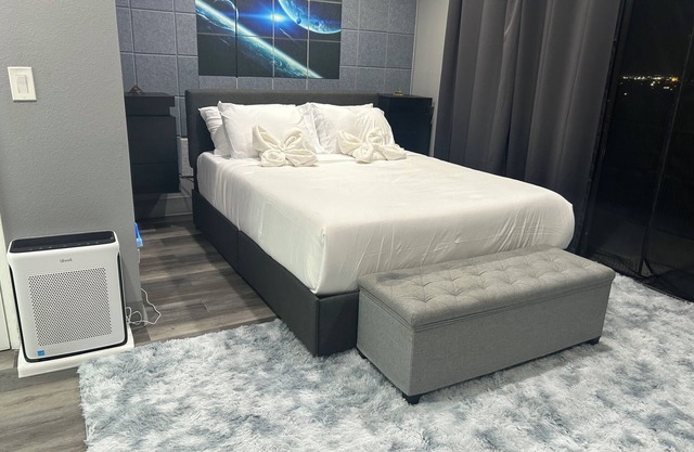 Co-living Private Bath, Balcony, & Stunning City Views