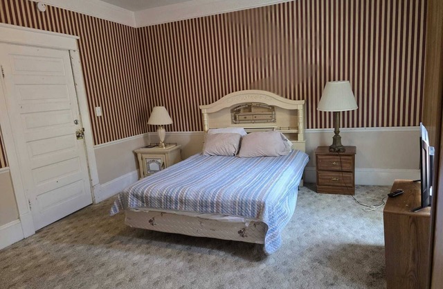Private Room for Rent at the Historic Villa Place