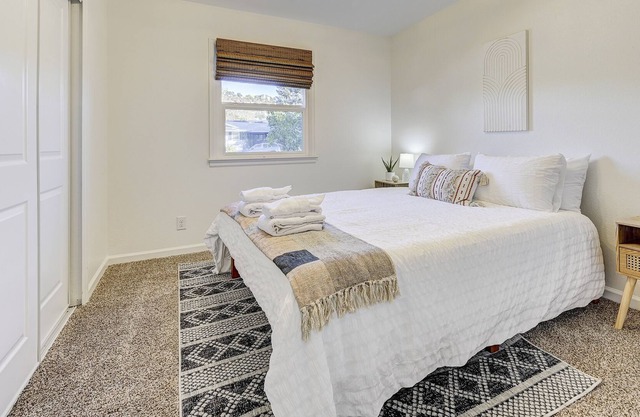 Private Room in Shared Executive Travel Home Near Hospitals & Garden of Gods!