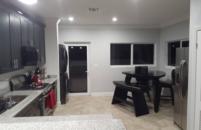 Chambre privée dans un luxueux condo 2 chambres, dans une communauté fermée