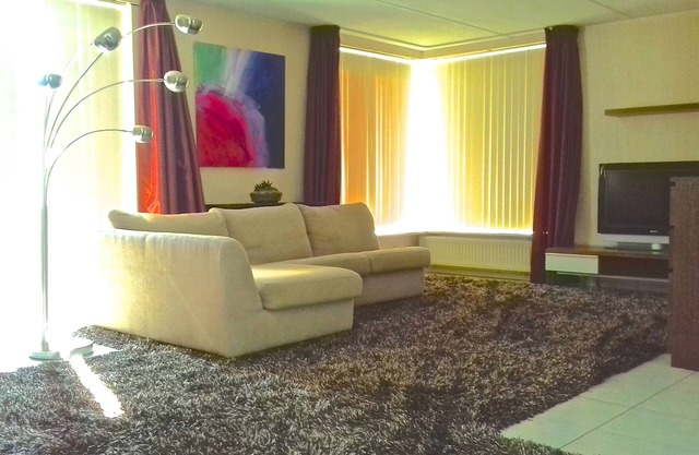 Chambre privée dans une maison confortable (Parking gratuit + Wi-Fi - à 40 km d'A'dam)