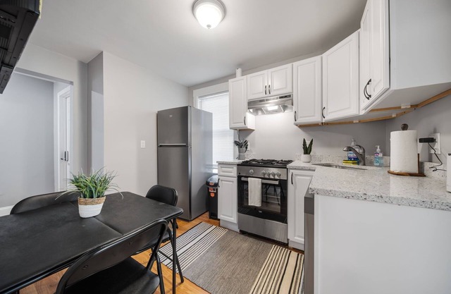 Private Room in Newly Updated Apt minutes to beach