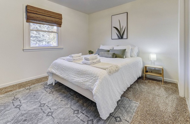 Private Room l Shared Executive Travel Home l Near Hospitals & SO MUCH MORE!