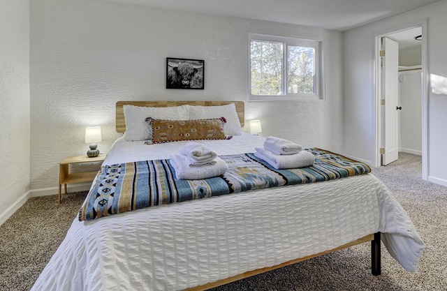 Private Room l Shared Executive Travel Home l Near Hospitals & So Much More!