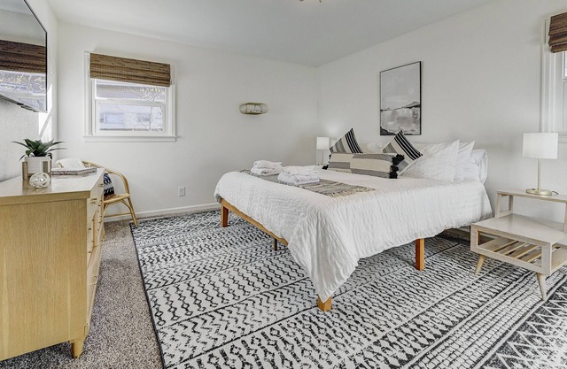 Private Room l Shared Executive Travel Home l Near Hospitals & Pikes Peak!