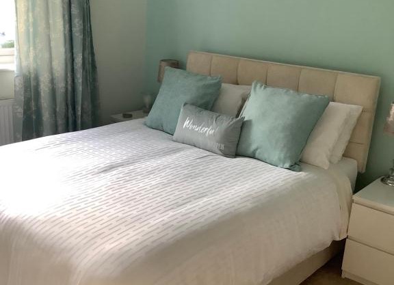 Private room, shared bathroom with one other, tea and coffee making facilities, mini fridge and hairdryer, King sized bed with help yourself continental breakfast in Secluded Modern Property with Parking