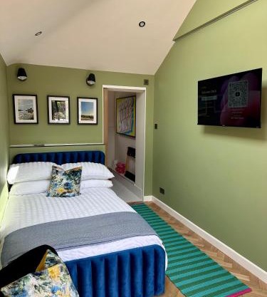Private room with ensuite and small double bed