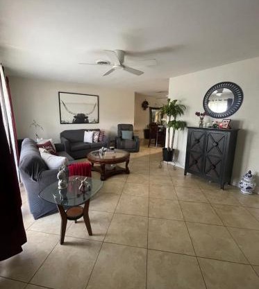 Private room with shared bathroom in Hollywood area