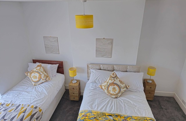 PRIVATE ROOMs In TOWN CENTRE FREE PARKING WIFI AND PATIO WITH AA STAY LTD