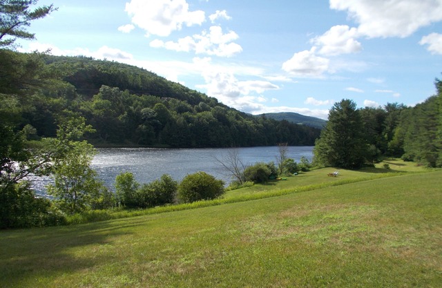 Camping privé en camping-car sur la rivière Connecticut avec vue sur la montagne locale!
