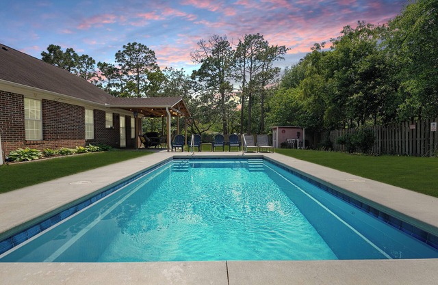 Private Saltwater Pool, No Stairs, Sleeps 8, Bunk Bed, Games, Gym, Near Beaches!