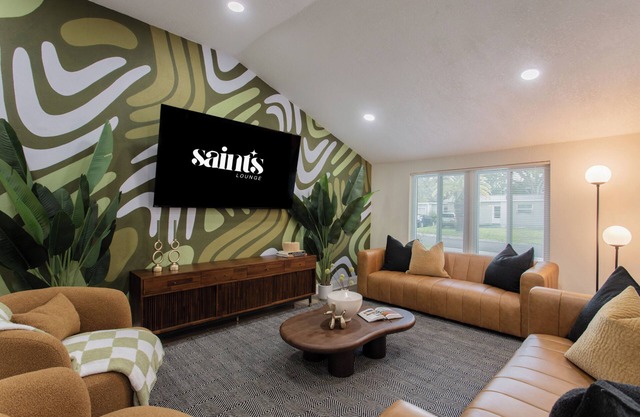 Saint's Lounge - Large Group Paradise w/ Pool! 10 minutes to Beaches + Downtown!