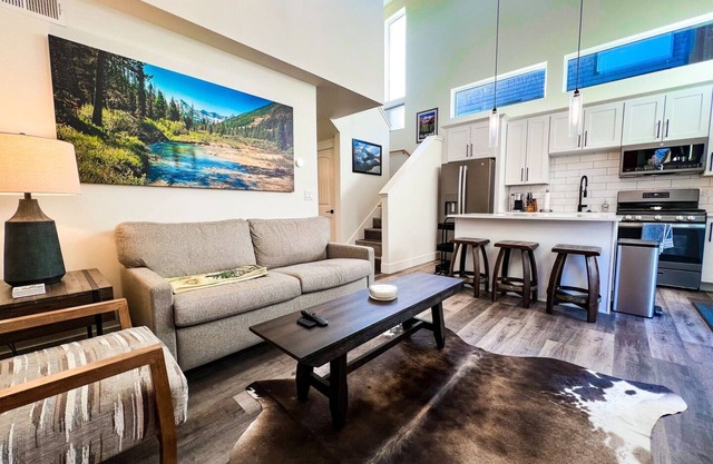 Private Sauna, Pool / Hot Tub / Gym, 2 Bed / 2 Bath, Sleeps 6