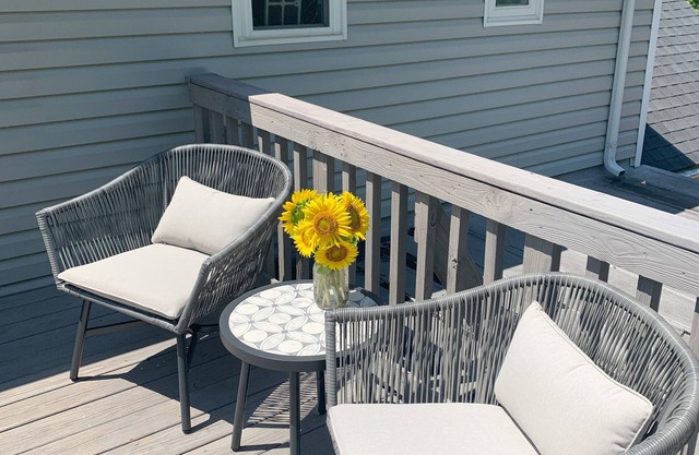 Private second-floor cottage nestled between Lakeside and Marblehead, sleeps 6!