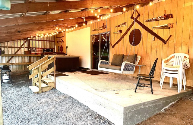 Arky’s Cabin- private setting in town with hot tub