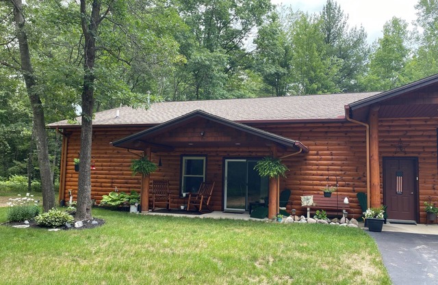Private setting nestled on the Rifle River. 8 mi from Dream & Nightmare golf.