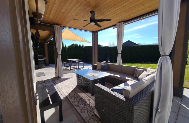 Private single family home in Crescent Bay Resort. Can accommodate large groups!