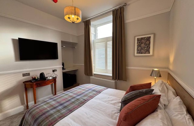 Peak District Retreat | Stylish Glossop Hideaway | Pass the Keys