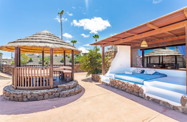 Villa de luxe privée et spacieuse, jardins tropicaux, avec piscine, à 300 mètres de la plage
