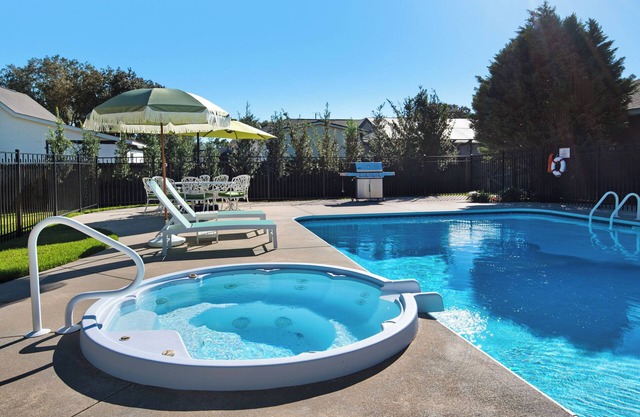 Private spacious resort, jumbo heated salt water pool/spa, game room, office