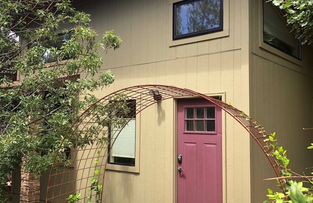 Private Studio Casita Near Oak Creek and Crescent Moon Ranch Park