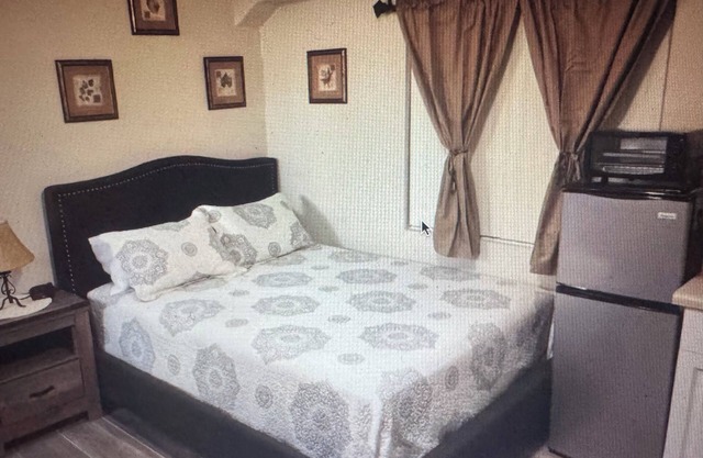 Private Studio Apartment 1 Queen Bed & 1 Bath Quiet & Relaxing COLD A/C
