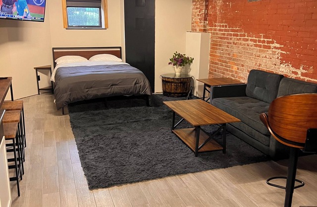 Private Studio Apartment 2 Blocks from all arenas! Event Parking Included