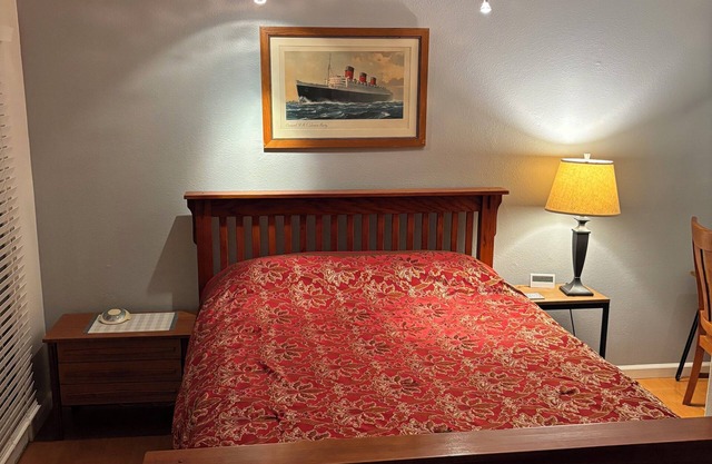 Private Studio with Front Door Parking in rustic neighborhood, close to Freeway.