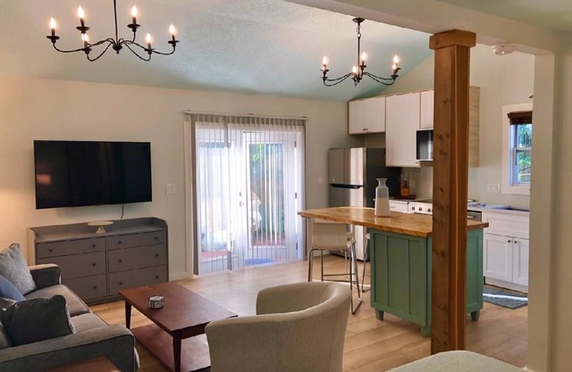 Private Studio Just two block to Lassing park waterfront