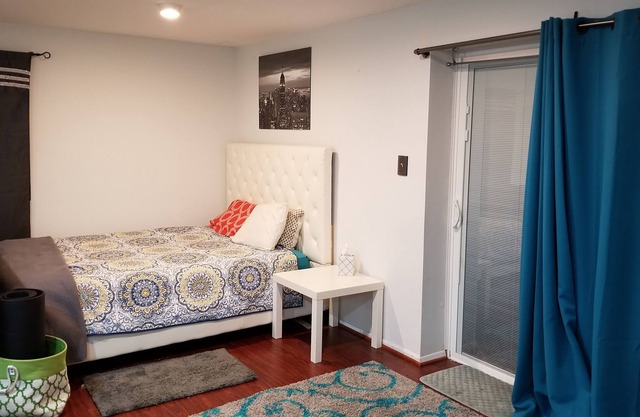Luxe, Studio privé avec espace de travail près de BWI, DC, Baltimore