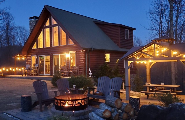 3 niveaux, VUE IMPRENABLE, Jaccuzi, WIFI, 2 ACRES, Sommet de la montagne, 15 min-Lake James